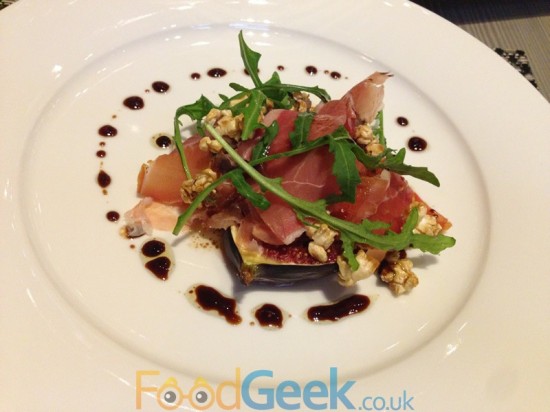 Grilled figs, ham, rocket and spicy popcorn